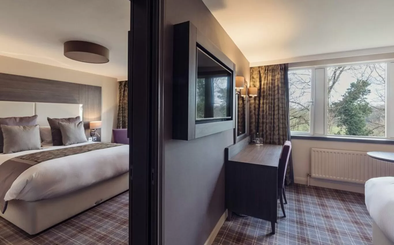 Adjoining contempo rooms