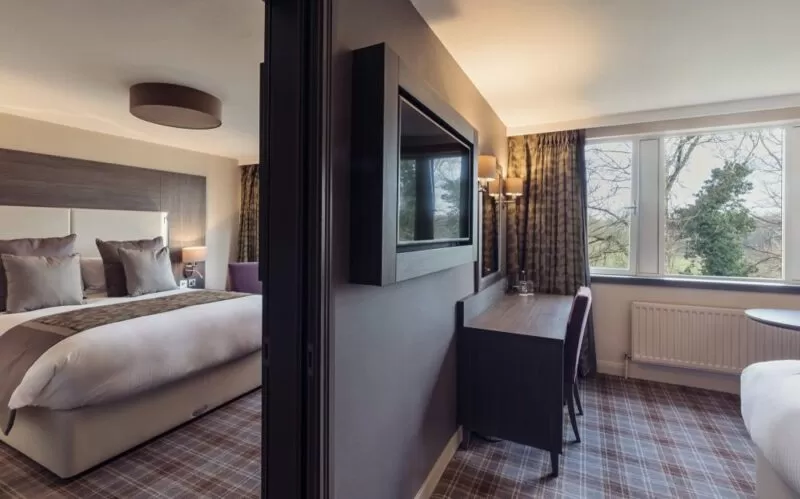 Adjoining contempo rooms